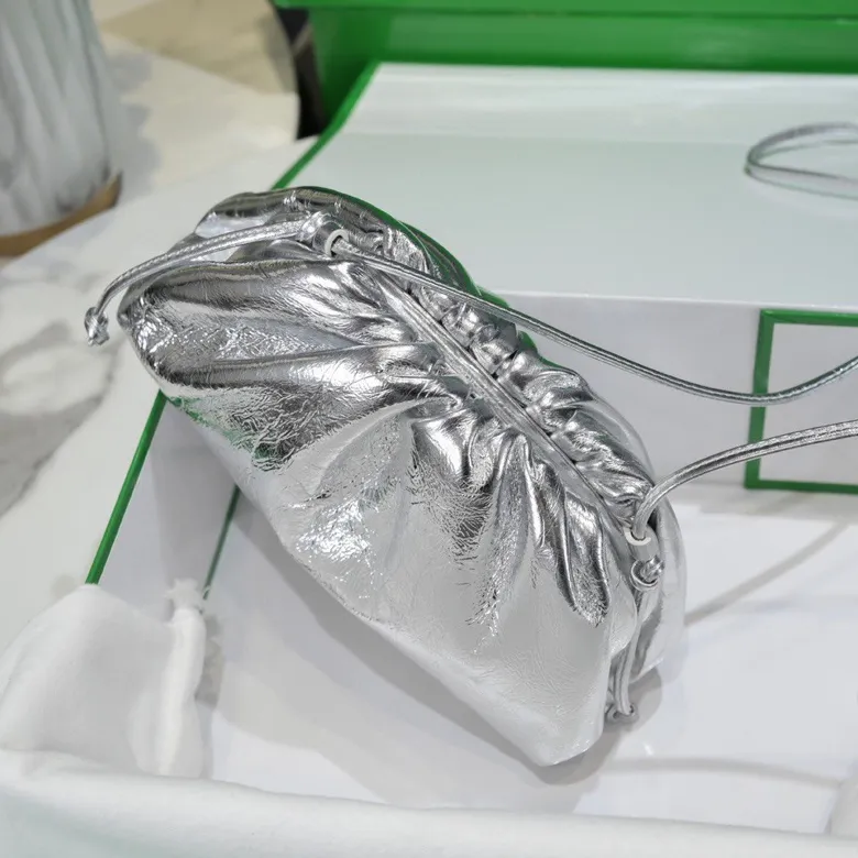 Batch 1260 #𝐓𝐇𝐄 𝐏𝐎𝐔𝐂𝐇 Silver Small Cloud Bag The exciting cloud bag ☁️ has been upgraded again ❕blingbling✨ The clouds are super eye-catching! ☁️Yunduo's bag shape and the sheepskin material upper design are really cute and rustic, and the stunning beauty is irresistible. The Nappa lambskin lining is high-end and exquisite, which makes the seemingly ordinary Yunduo feel more luxurious, and the sense of high-end is overwhelming. It is so awesome💥 Size: 23*13, model: 6671